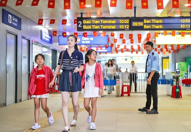 Metro rực rỡ sắc màu mừng 80 năm Quốc khánh - Ảnh 2