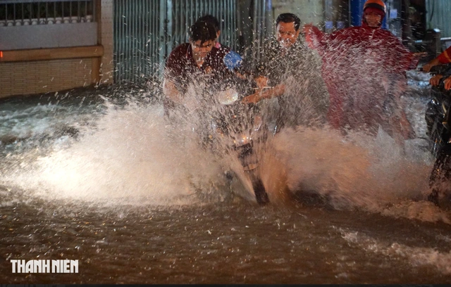 Hôm nay triều cường đạt đỉnh, lo kết hợp mưa lớn - Ảnh 1