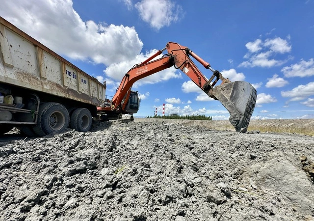 Bãi chứa 3,7 triệu tấn tro xỉ thành mỏ vật liệu triệu đô - Ảnh 1