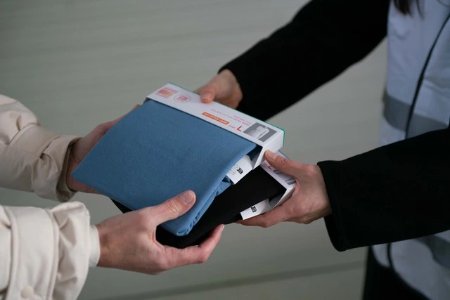 UNIQLO trao tặng hơn 1 triệu trang phục giữ nhiệt cho trẻ em, người nghèo - Ảnh 1