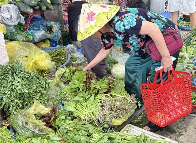 Giá rau xanh tăng 'chóng mặt' - Ảnh 1