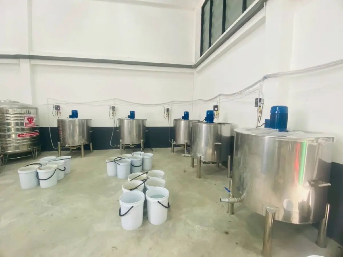 Đột kích 5 căn nhà, công an tóm gọn đường dây sản xuất siro ho giả quy mô 16 tỷ đồng, tịch thu hơn 170.000 sản phẩm không giấy phép - Ảnh 2