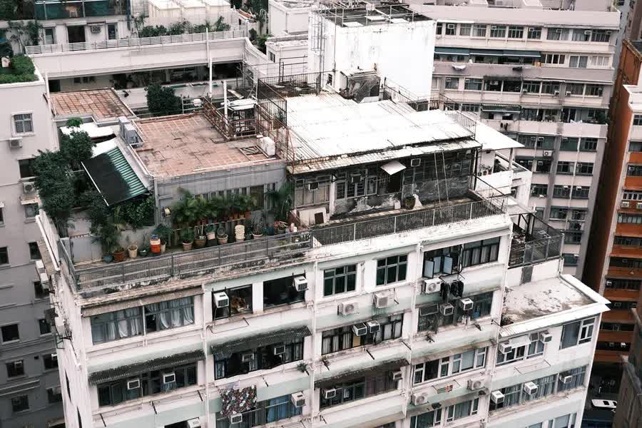 Cuộc sống nghẹt thở của gia đình 4 người trong căn hộ 7,4m2 giữa lòng thành phố xa hoa - Ảnh 4
