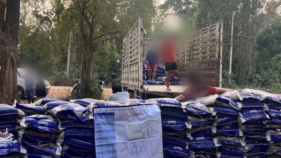 Một trung tướng chỉ huy cuộc đột kích, tóm gọn đường dây buôn bán phân bón giả quy mô lớn, tịch thu hơn 16.000 kg hóa chất không giấy phép - Ảnh 2