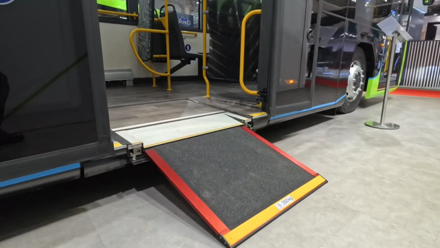 Khách Tây thử xe VinFast chưa bán ở Việt Nam: Kính cửa sổ như của máy bay, giảm xóc hơi, pin đặt trên nóc - Ảnh 4