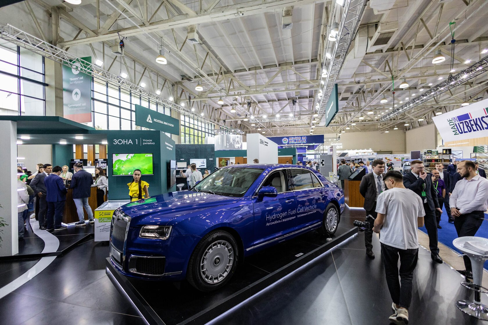 Hãng làm limousine cho ông Putin ra mắt xe đi 900km không cần xăng, thải ra nước: Thế giới chưa từng có - Ảnh 1