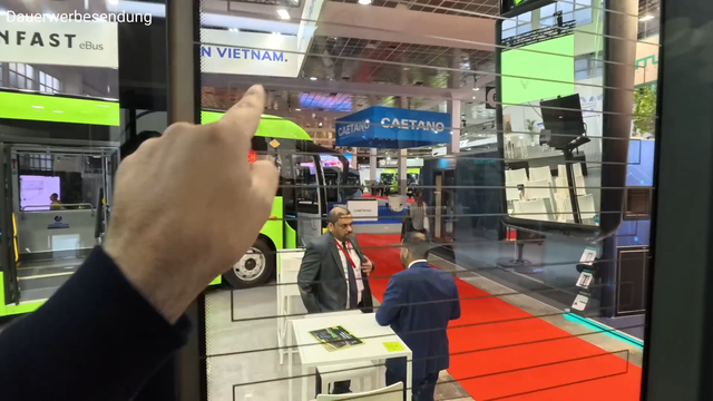 Khách Tây thử xe VinFast chưa bán ở Việt Nam: Kính cửa sổ như của máy bay, giảm xóc hơi, pin đặt trên nóc - Ảnh 5