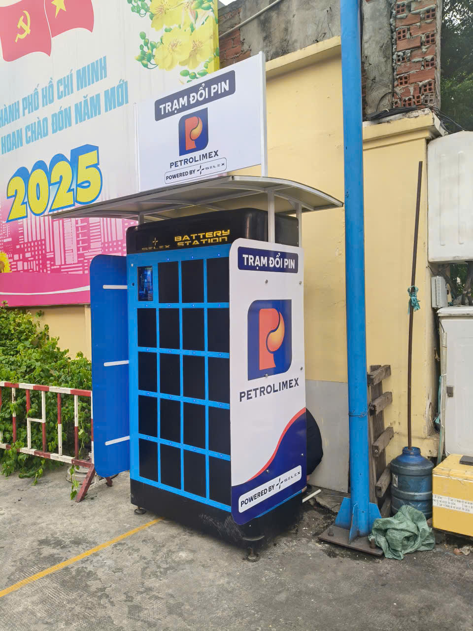 Tài xế Grab nhận hỗ trợ 10 triệu đồng khi đi xe điện của hãng Việt này: Có thể đổi pin ở trạm Petrolimex - Ảnh 3