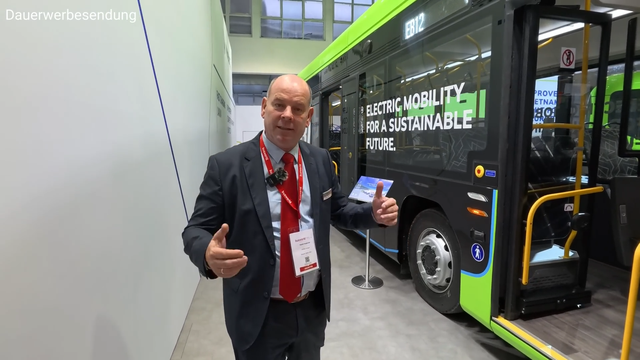 Khách Tây thử xe VinFast chưa bán ở Việt Nam: Kính cửa sổ như của máy bay, giảm xóc hơi, pin đặt trên nóc - Ảnh 6