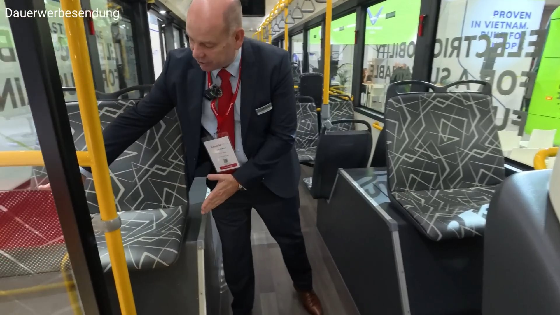 Khách Tây thử xe VinFast chưa bán ở Việt Nam: Kính cửa sổ như của máy bay, giảm xóc hơi, pin đặt trên nóc - Ảnh 7