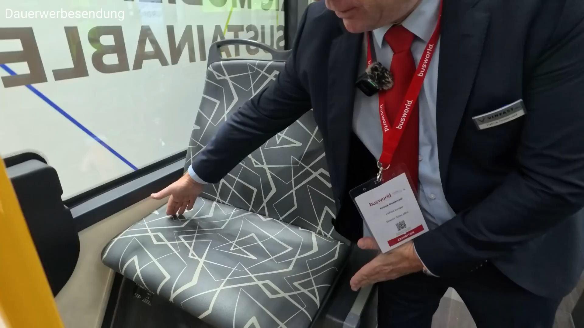 Khách Tây thử xe VinFast chưa bán ở Việt Nam: Kính cửa sổ như của máy bay, giảm xóc hơi, pin đặt trên nóc - Ảnh 8