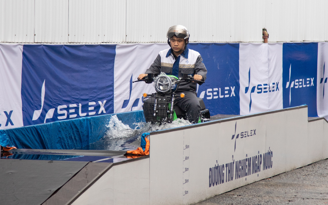 Nhà máy xe ở Hà Nội có xe điện 'tàu ngầm' rẻ hơn Vision, ngập gần hết yên nhưng Grab vẫn bon bon ship đồ - Ảnh 2