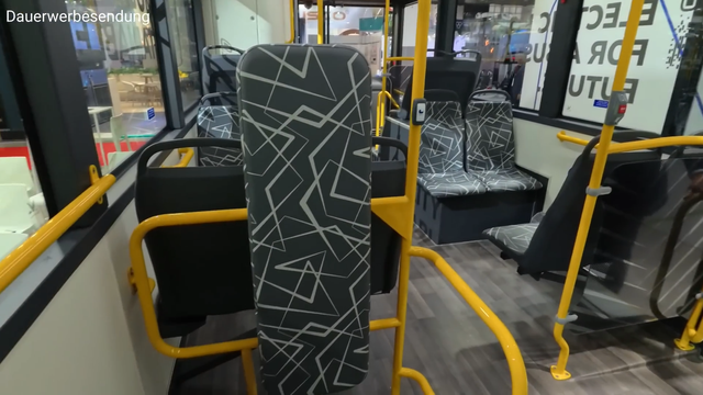 Khách Tây thử xe VinFast chưa bán ở Việt Nam: Kính cửa sổ như của máy bay, giảm xóc hơi, pin đặt trên nóc - Ảnh 10