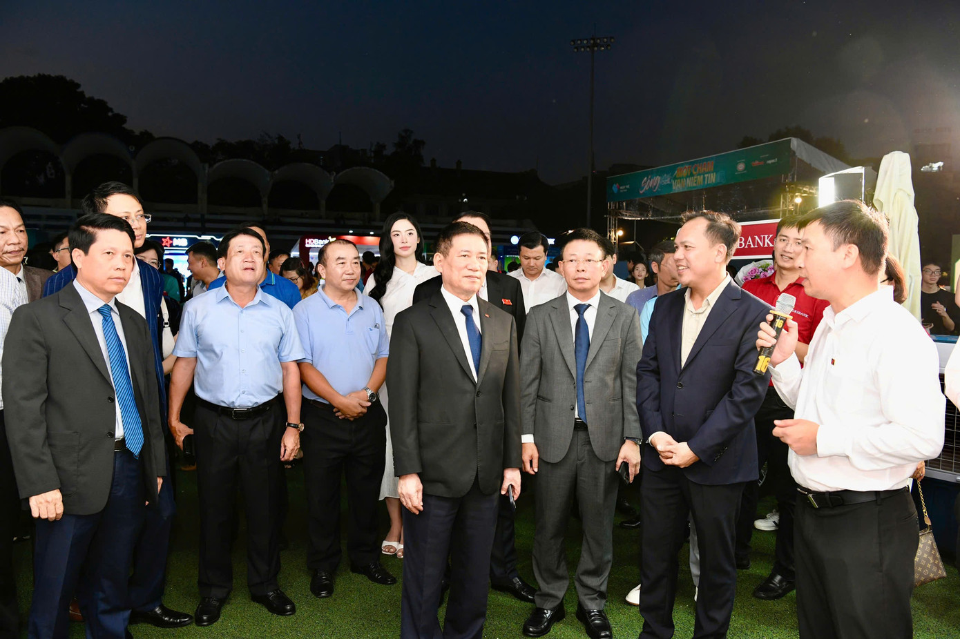 Phó Thủ tướng và các đại biểu tham quan nhiều gian hàng tại Ngày thẻ Việt Nam - Ảnh 9