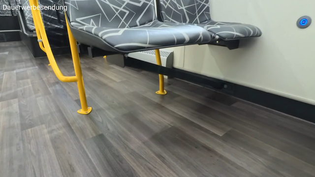 Khách Tây thử xe VinFast chưa bán ở Việt Nam: Kính cửa sổ như của máy bay, giảm xóc hơi, pin đặt trên nóc - Ảnh 11