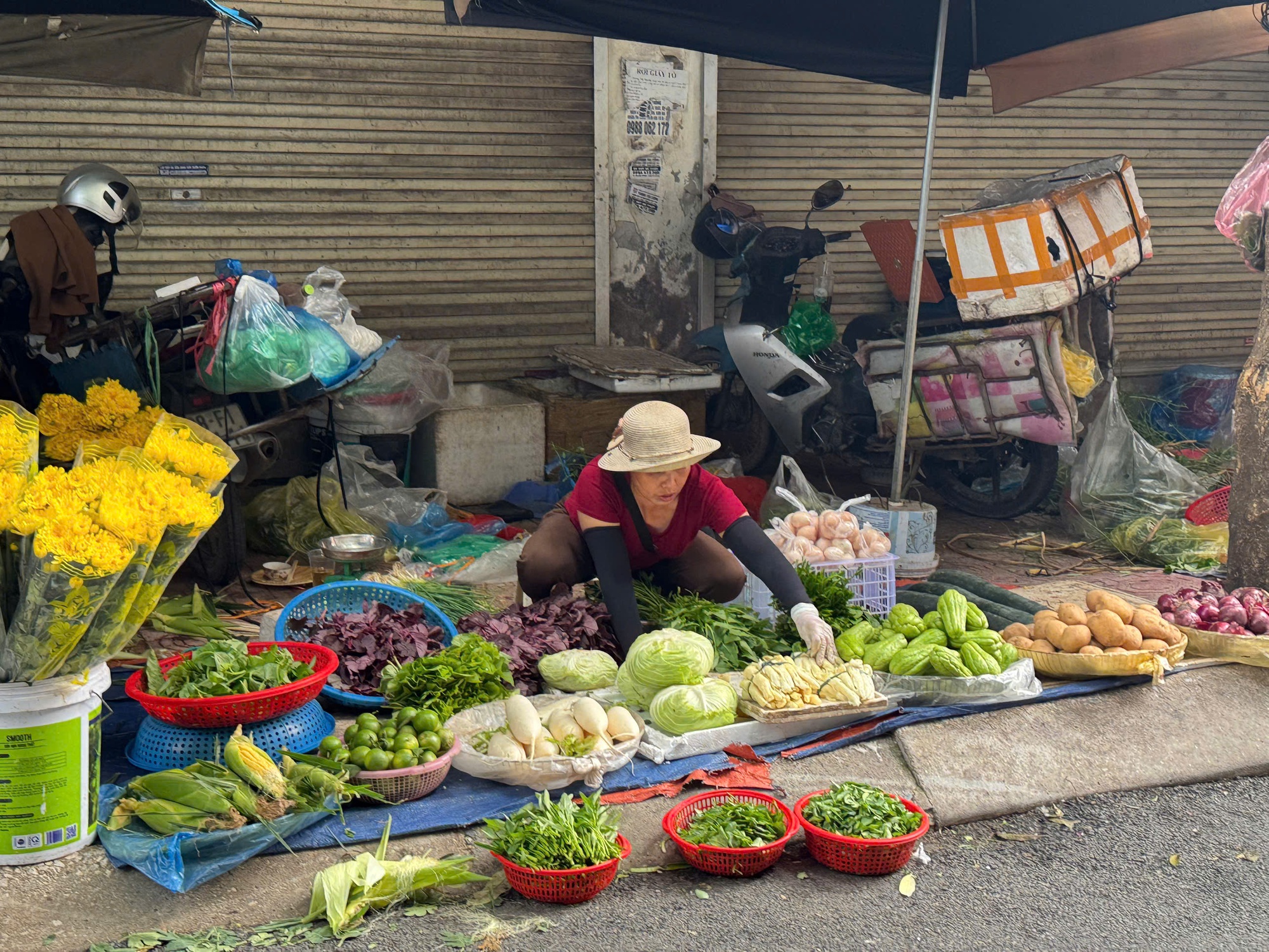 Giá rau xanh tại Hà Nội tăng gấp ba sau mưa bão - Ảnh 8
