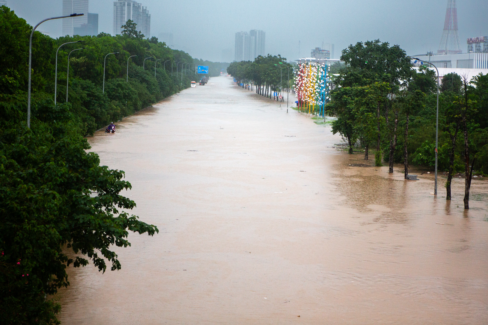 Thay bạn xem nhà ngày mưa bão: Geleximco hoá làng chài, Vinhomes Smart City vẫn thông thoáng - Ảnh 1