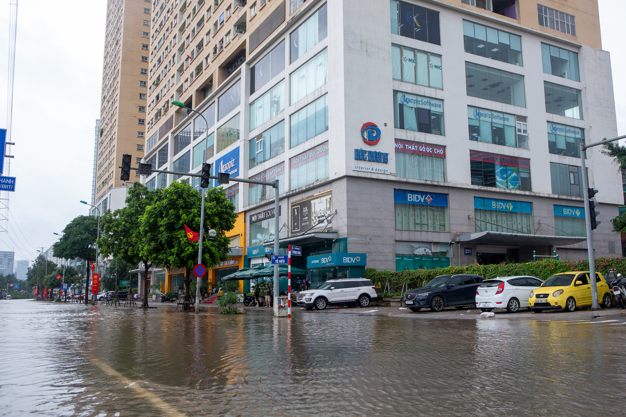 Thay bạn xem nhà ngày mưa: Keangnam hóa “vịnh”, Ciputra thành “cảng nước sâu”, The Summit 216 chìm trong biển nước - Ảnh 1