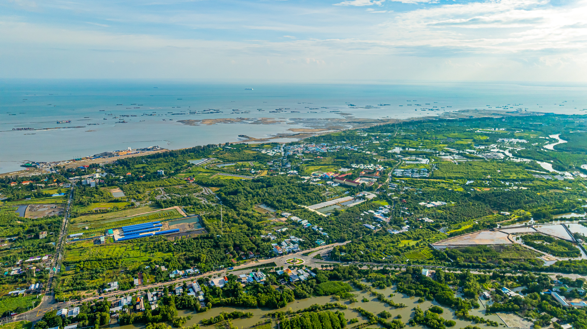 Toàn cảnh 5 con đường đi từ TP.HCM đến dự án hơn 9 tỷ USD của tỷ phú Phạm Nhật Vượng - Ảnh 1