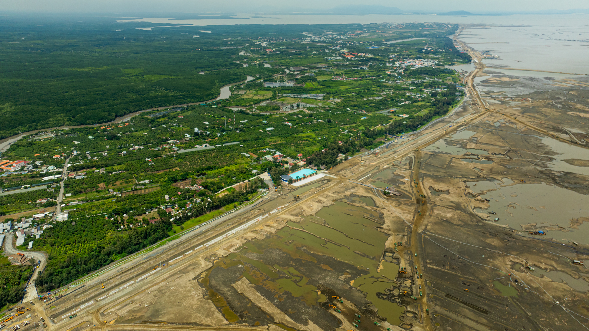 Thay bạn đi xem công trường đại lộ rộng 120 m, dài 8 km ở siêu dự án lấn biển lớn nhất Việt Nam của Vinhomes - Ảnh 1