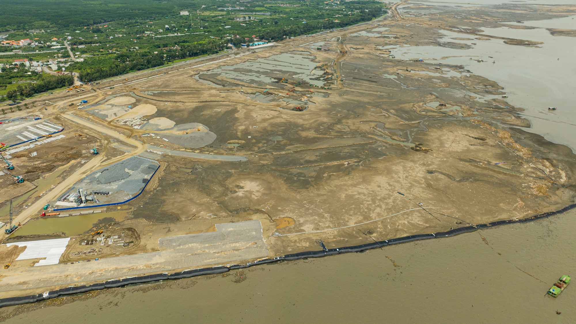 Ngắm cảnh hàng trăm sà lan hoạt động suốt ngày đêm ở đại dự án lấn biển lớn nhất Việt Nam của Vinhomes - Ảnh 1