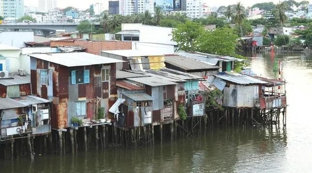 Chỉ đạo mới nhất của TPHCM về di dời nhà ở trên và ven kênh rạch - Ảnh 1