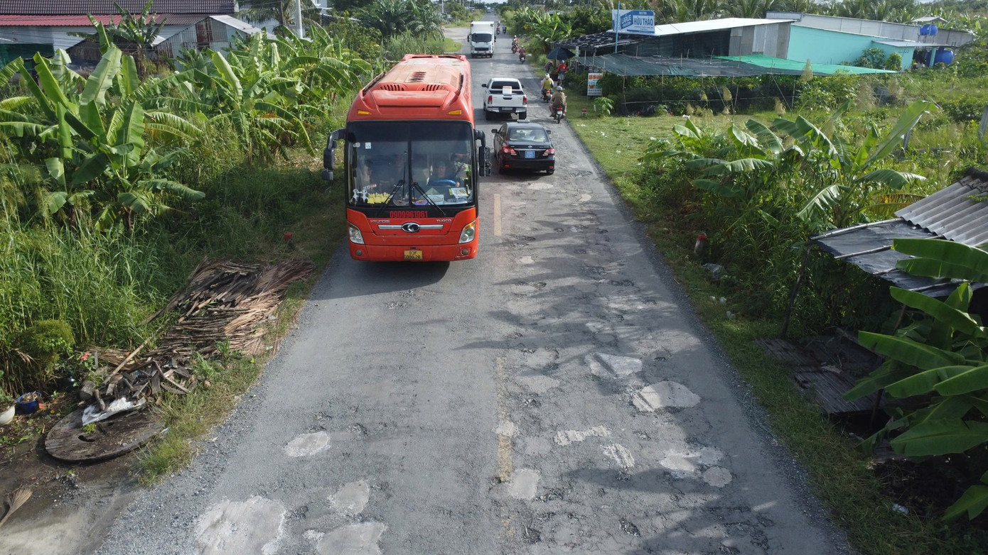 Quốc lộ 1 qua Cà Mau hư hỏng, nhiều ổ gà - Ảnh 1