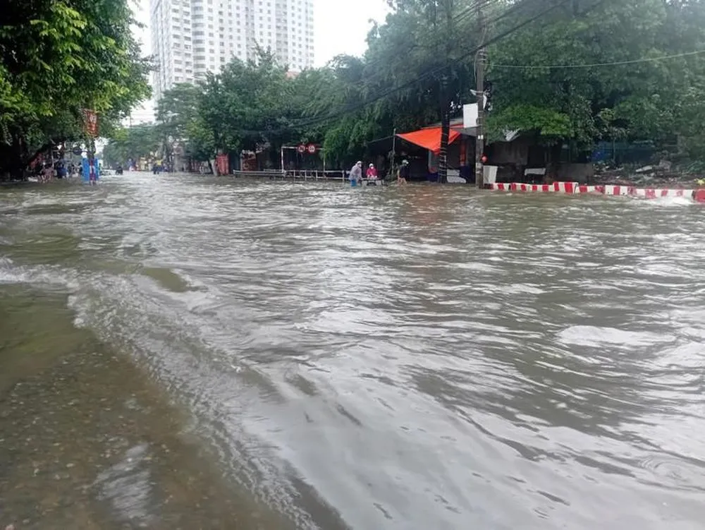 Trời hửng nắng, Hà Nội vẫn còn nhiều điểm ngập sâu - Ảnh 1