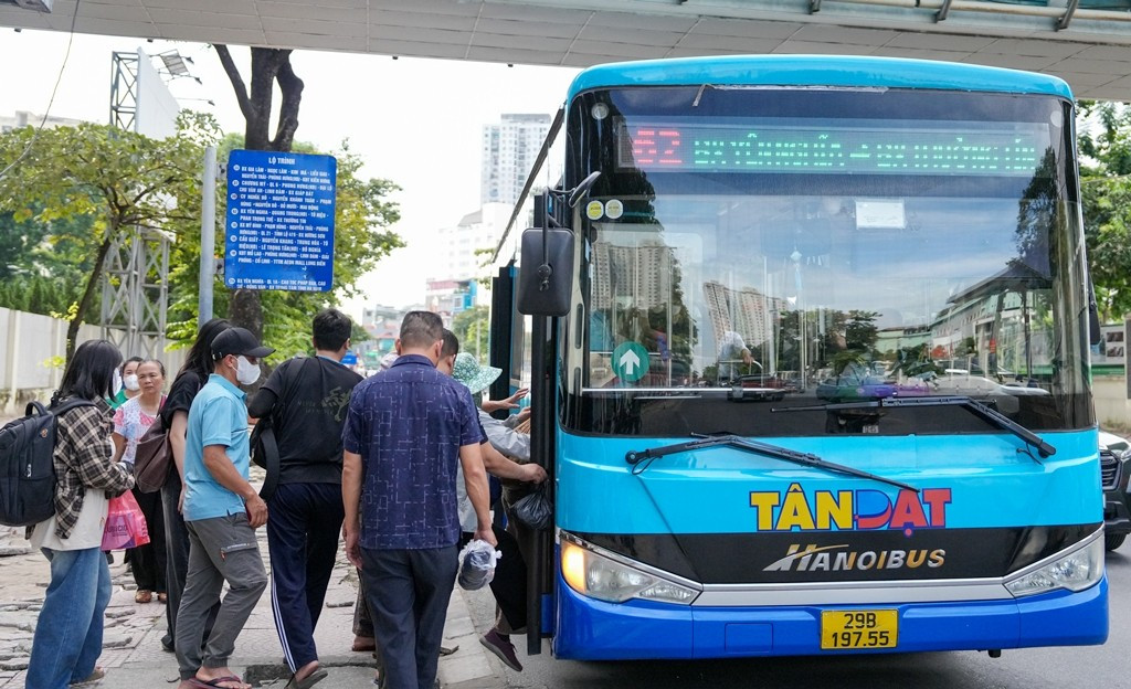 Hà Nội lắp đặt được 247 trụ sạc cho xe điện trên nhiều tuyến phố - Ảnh 1