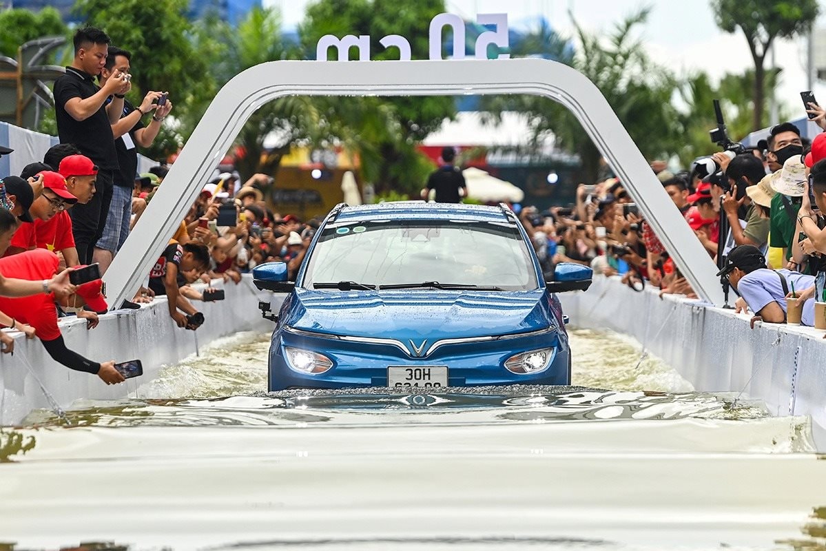 Xe điện VinFast là một trong những chiến thần lội nước sâu khoẻ nhất thị trường - Ảnh 1