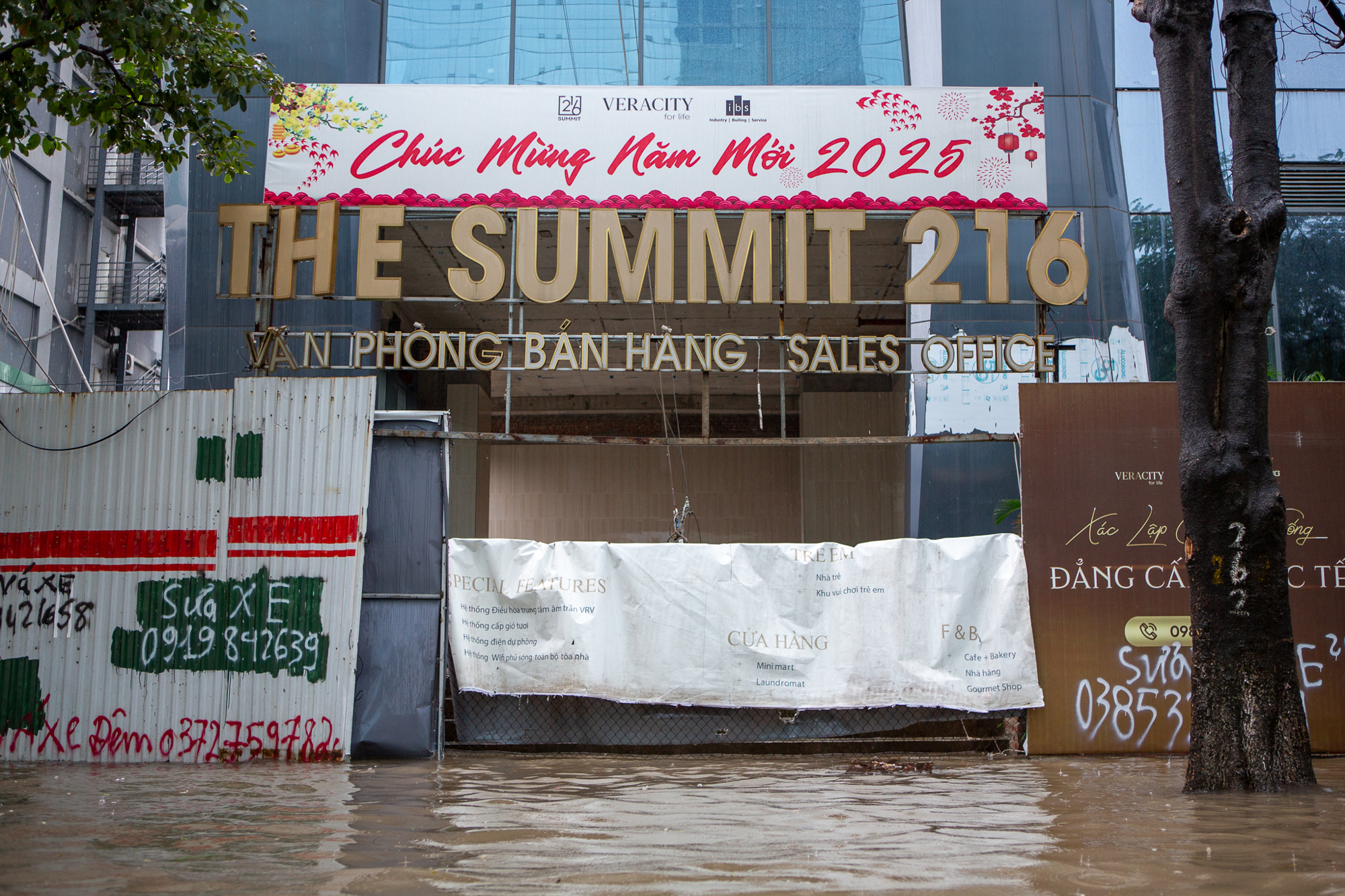 Thay bạn xem nhà ngày mưa: Keangnam hóa “vịnh”, Ciputra thành “cảng nước sâu”, The Summit 216 chìm trong biển nước - Ảnh 10