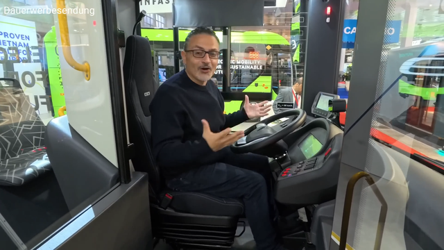 Khách Tây thử xe VinFast chưa bán ở Việt Nam: Kính cửa sổ như của máy bay, giảm xóc hơi, pin đặt trên nóc - Ảnh 13