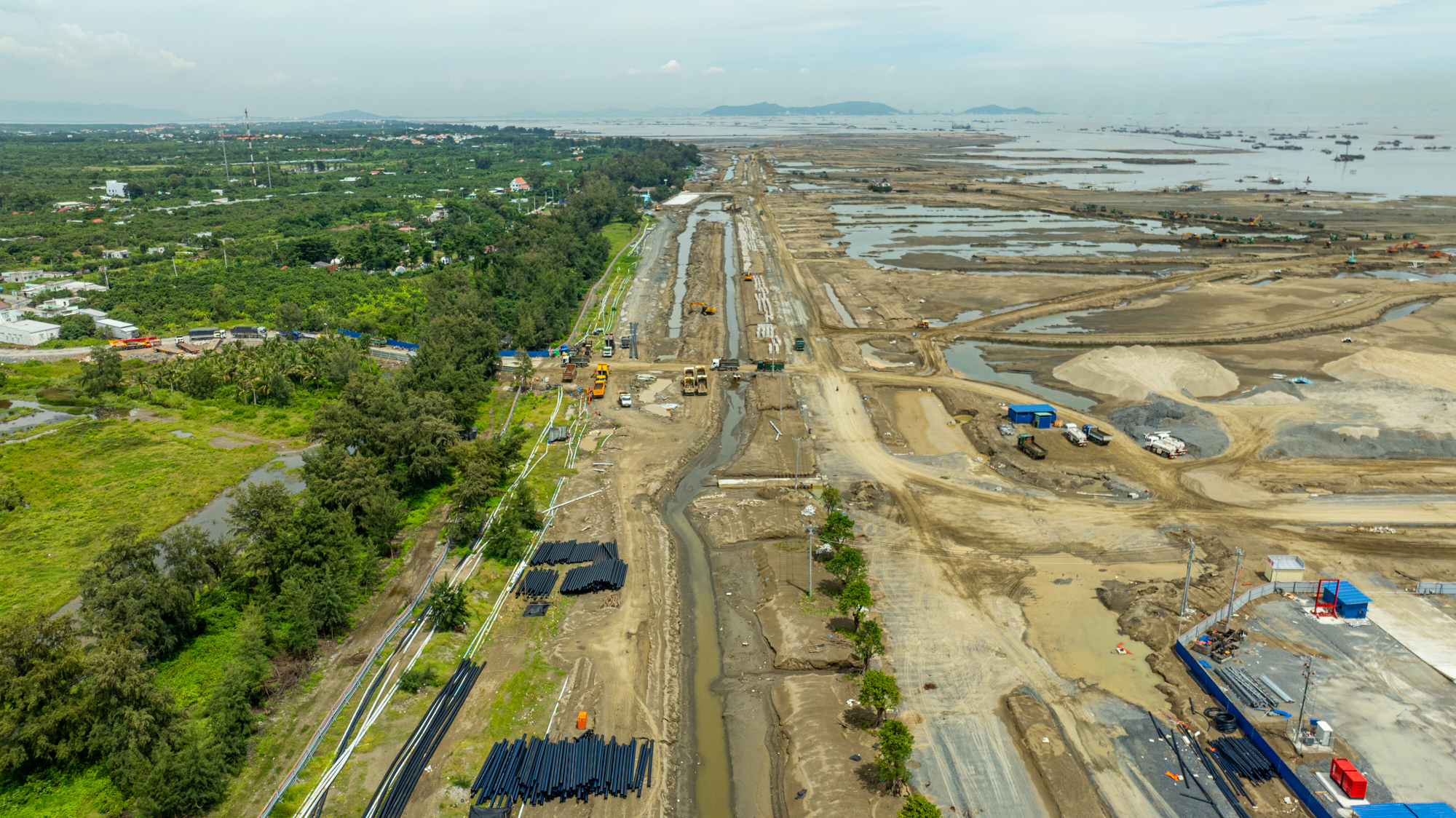 Ngắm cảnh hàng trăm sà lan hoạt động suốt ngày đêm ở đại dự án lấn biển lớn nhất Việt Nam của Vinhomes - Ảnh 10