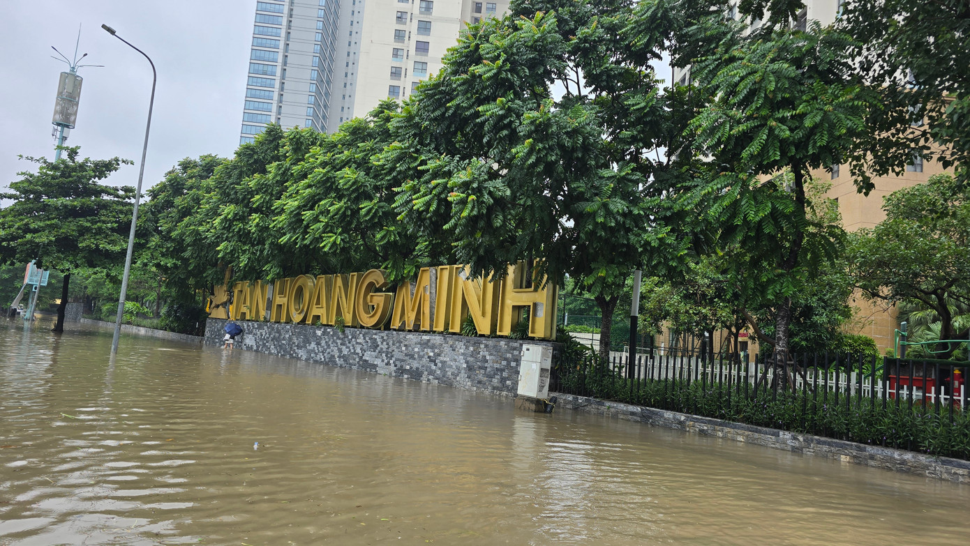 CẬP NHẬT: 54 điểm ngập sâu ở Hà Nội, người dân di chuyển bằng thuyền ở Mỹ Đình - Ảnh 2