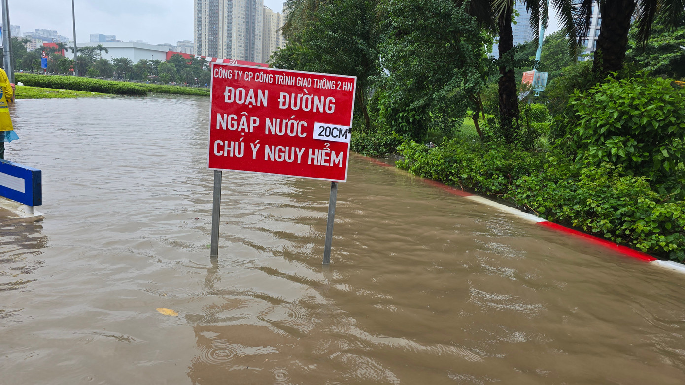 CẬP NHẬT: 54 điểm ngập sâu ở Hà Nội, người dân di chuyển bằng thuyền ở Mỹ Đình - Ảnh 3