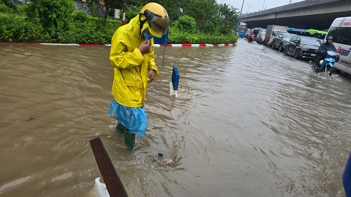 CẬP NHẬT: 54 điểm ngập sâu ở Hà Nội, người dân di chuyển bằng thuyền ở Mỹ Đình - Ảnh 5