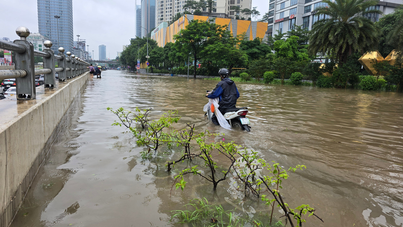 CẬP NHẬT: 54 điểm ngập sâu ở Hà Nội, người dân di chuyển bằng thuyền ở Mỹ Đình - Ảnh 6
