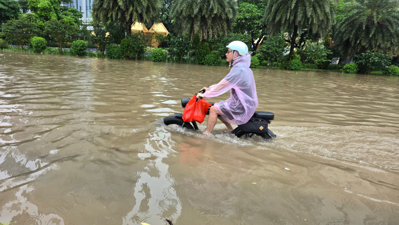 CẬP NHẬT: 54 điểm ngập sâu ở Hà Nội, người dân di chuyển bằng thuyền ở Mỹ Đình - Ảnh 4