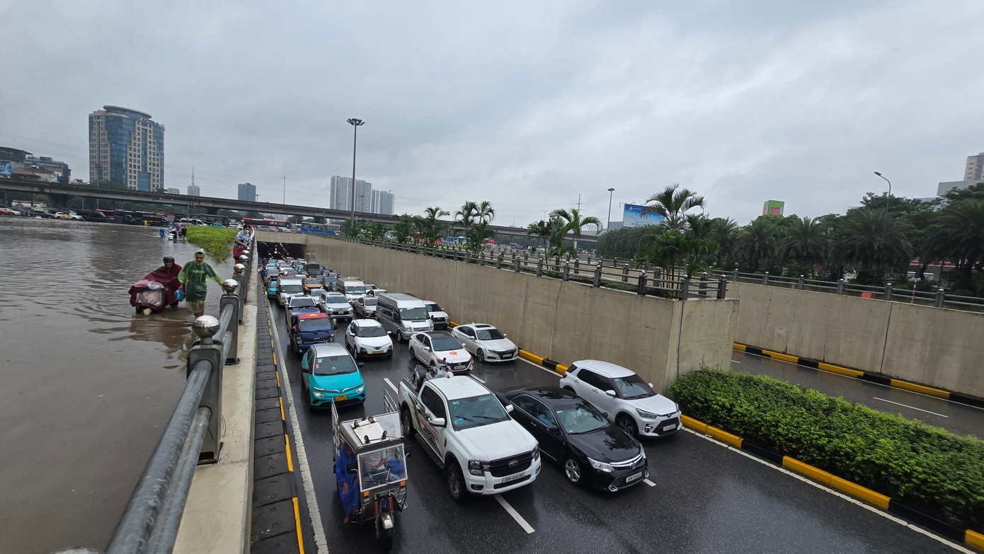 CẬP NHẬT: 54 điểm ngập sâu ở Hà Nội, người dân di chuyển bằng thuyền ở Mỹ Đình - Ảnh 19