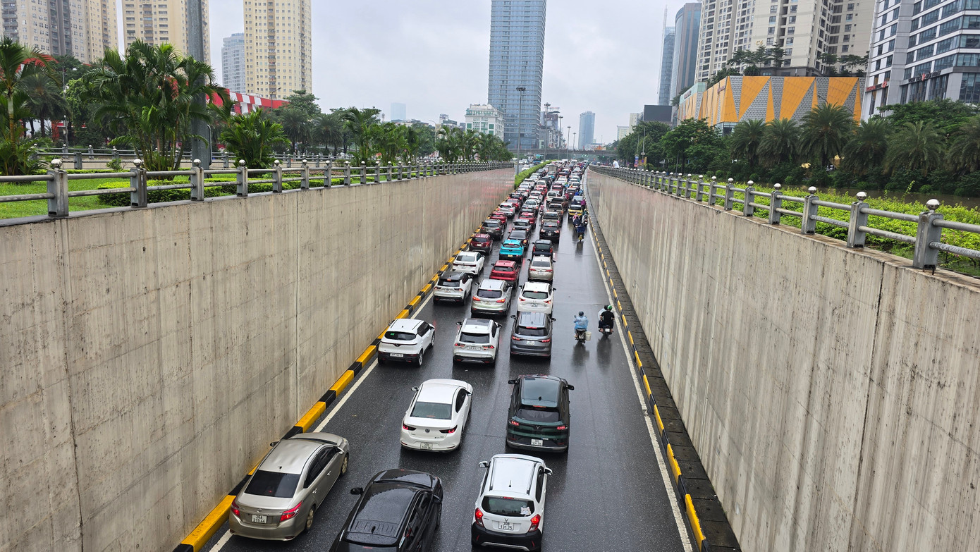 CẬP NHẬT: 54 điểm ngập sâu ở Hà Nội, người dân di chuyển bằng thuyền ở Mỹ Đình - Ảnh 18