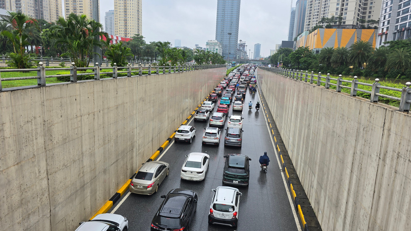 CẬP NHẬT: 54 điểm ngập sâu ở Hà Nội, người dân di chuyển bằng thuyền ở Mỹ Đình - Ảnh 17