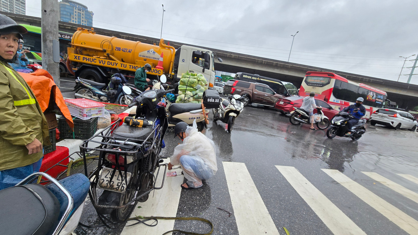 CẬP NHẬT: 54 điểm ngập sâu ở Hà Nội, người dân di chuyển bằng thuyền ở Mỹ Đình - Ảnh 23