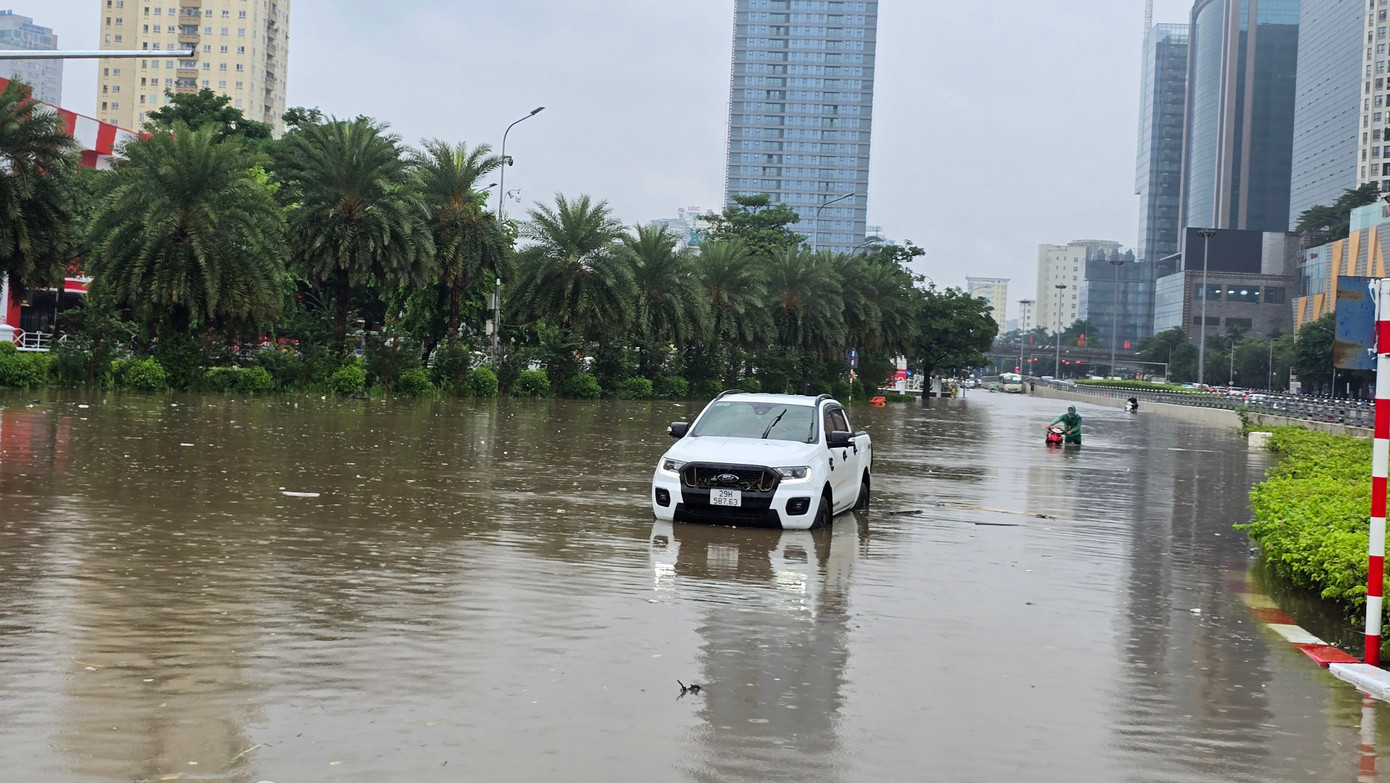 CẬP NHẬT: 54 điểm ngập sâu ở Hà Nội, người dân di chuyển bằng thuyền ở Mỹ Đình - Ảnh 1