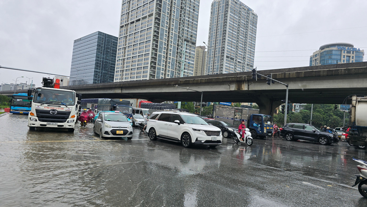 CẬP NHẬT: 54 điểm ngập sâu ở Hà Nội, người dân di chuyển bằng thuyền ở Mỹ Đình - Ảnh 15