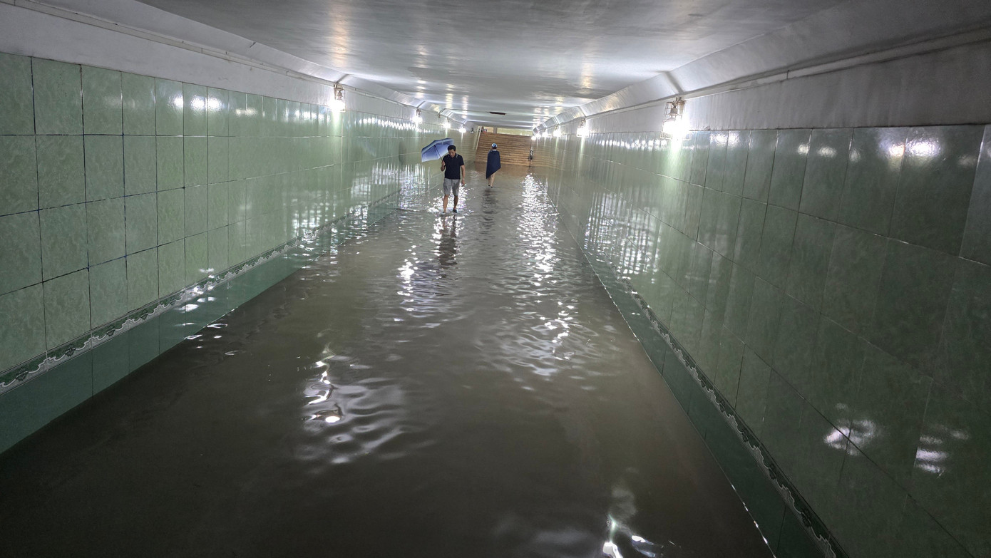 CẬP NHẬT: 54 điểm ngập sâu ở Hà Nội, người dân di chuyển bằng thuyền ở Mỹ Đình - Ảnh 20