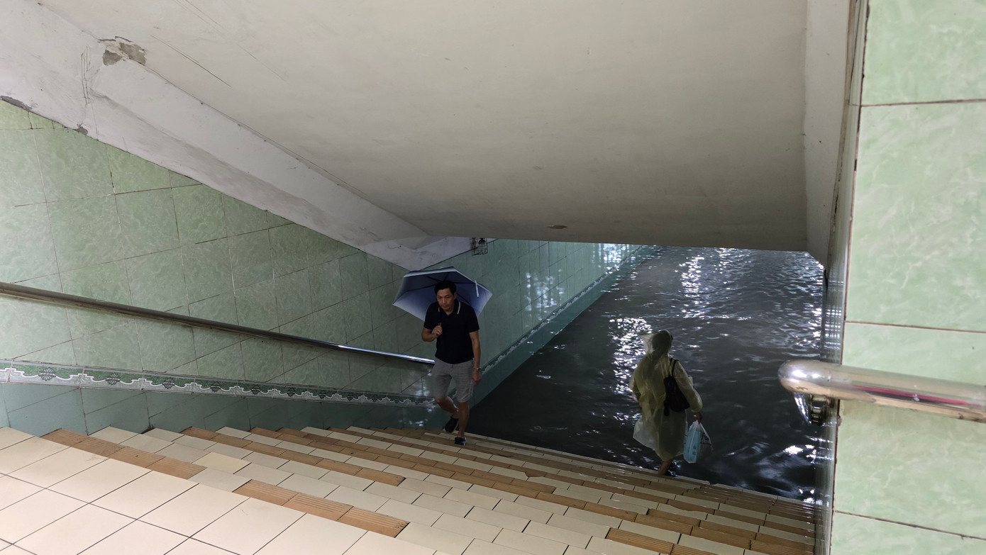 CẬP NHẬT: 54 điểm ngập sâu ở Hà Nội, người dân di chuyển bằng thuyền ở Mỹ Đình - Ảnh 21