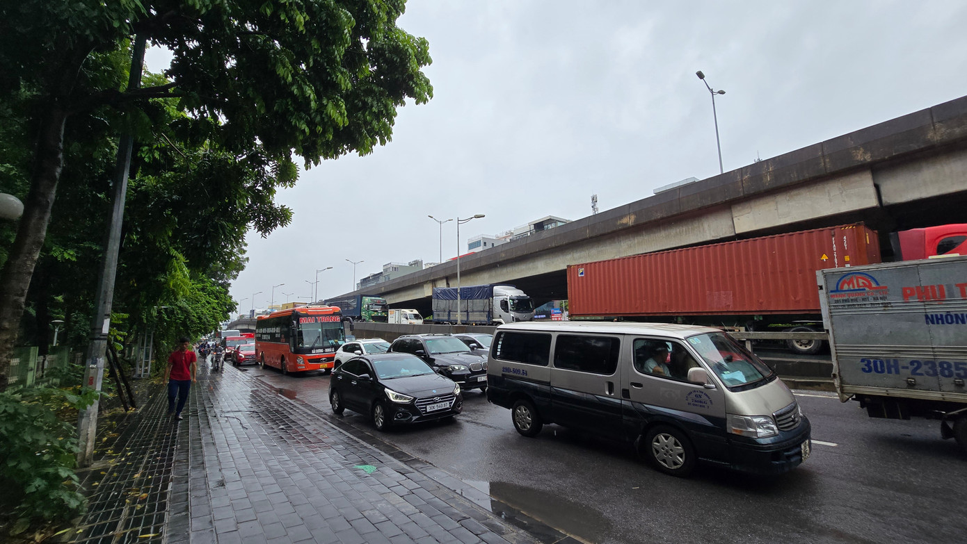 CẬP NHẬT: 54 điểm ngập sâu ở Hà Nội, người dân di chuyển bằng thuyền ở Mỹ Đình - Ảnh 14