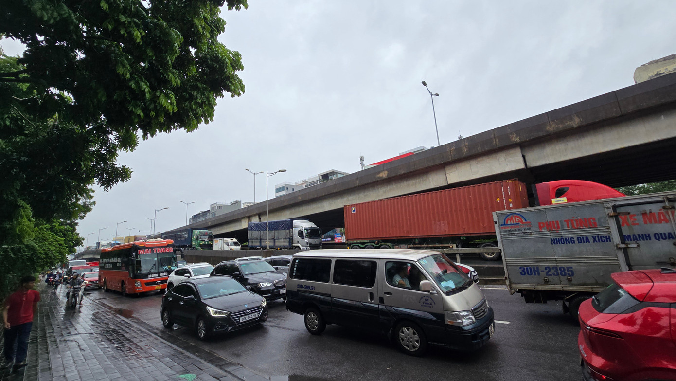 CẬP NHẬT: 54 điểm ngập sâu ở Hà Nội, người dân di chuyển bằng thuyền ở Mỹ Đình - Ảnh 13