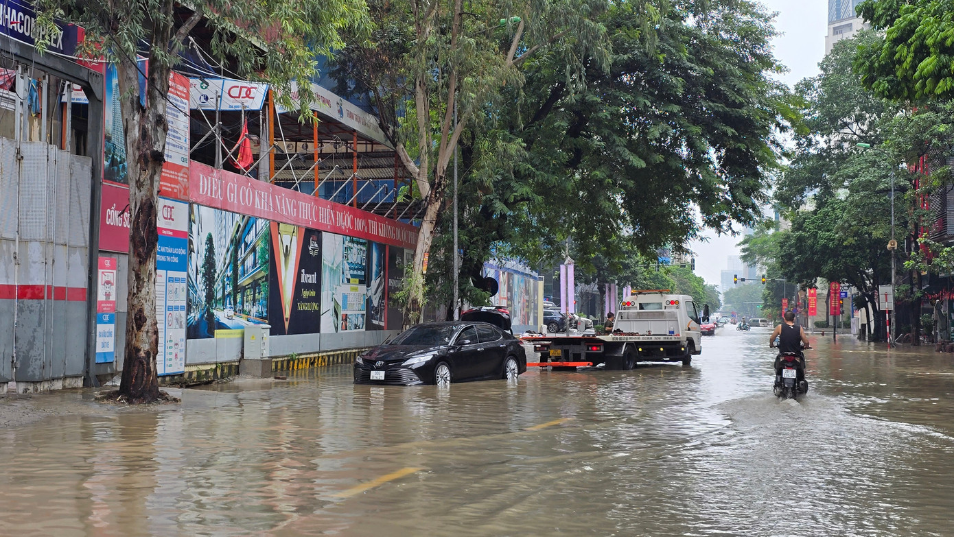 CẬP NHẬT: 54 điểm ngập sâu ở Hà Nội, người dân di chuyển bằng thuyền ở Mỹ Đình - Ảnh 24