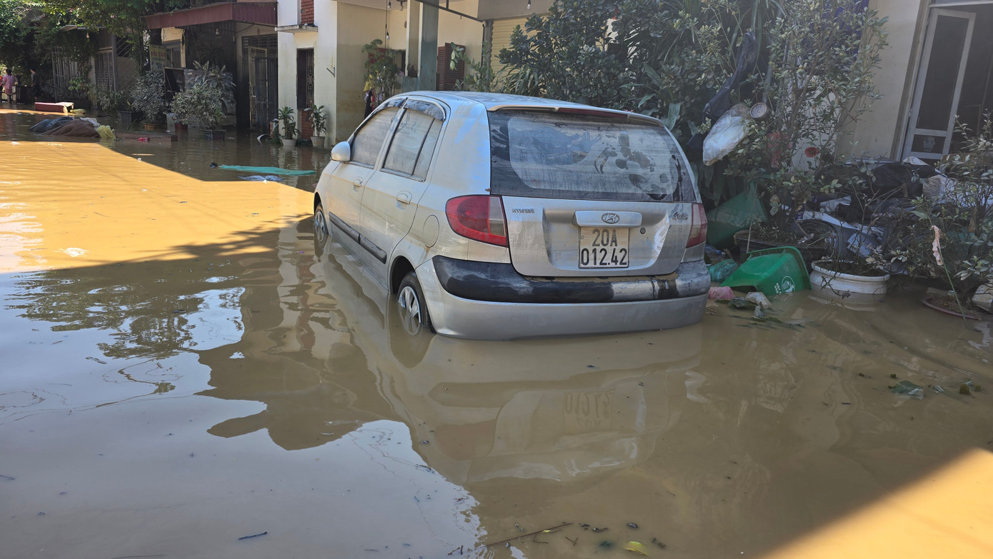 Ô tô nằm la liệt giữa bùn lũ ở Thái Nguyên - Ảnh 13
